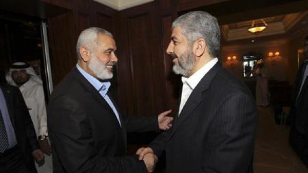 
خالد مشعل رئيس المكتب السياسي لحركة حماس (يمينا) يصافح اسماعيل هنية رئيس حكومة حماس في غزة في لقاء في الدوحة يوم 15 فبراير شباط 2012 
