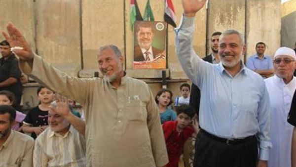 اسماعيل هنية (إلى اليمين) في مدينة غزة يوم 24 يونيو حزيران خلال احتفالات بفوز مرسي بالرئاسة المصرية
