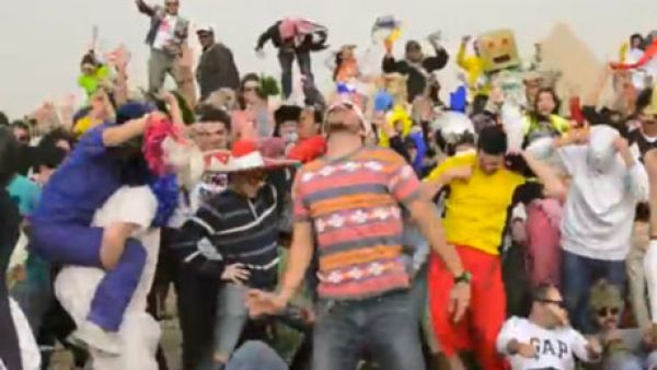 'Harlem Shake' at the Giza Pyramids 