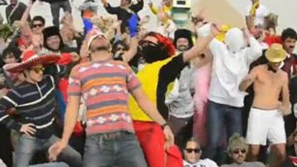Egyptians do the Harlem Shake.