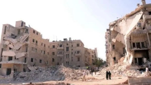 مارة بين مبان مهدمة بالقرب من مستشفى الحياة في حلب