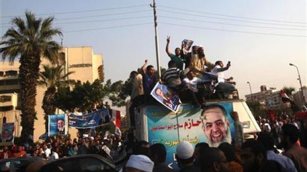 مؤيدو حازم صلاح ابو اسماعيل اثناء تقديم اوراق ترشحه في القاهرة
