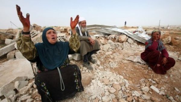 بدو فلسطينيون ينتحبون بعد قيام الجرافات الاسرائيلية بتدمي مساكنهم وخيمهم في الخليل
