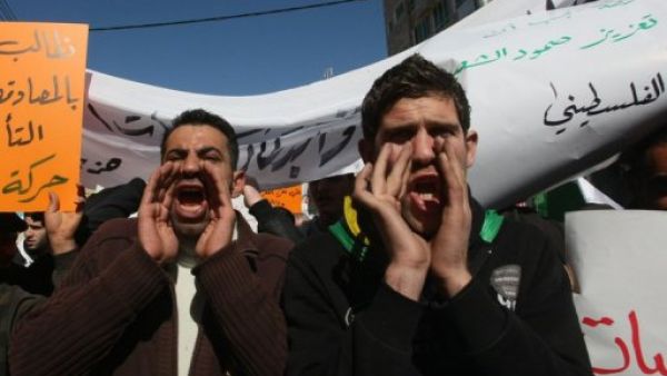 فلسطينيون يتظاهرون ضد سياسة رئيس الوزراء سلام فياض في الخليل السبت