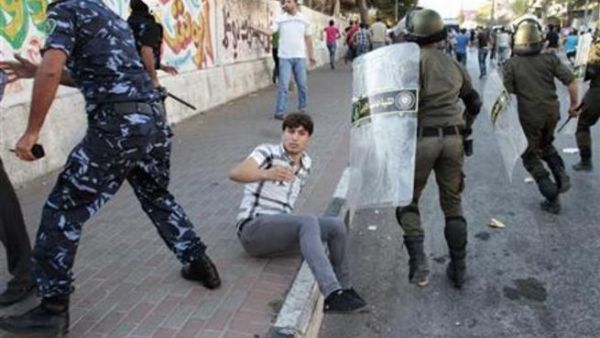 قوات امن فلسطينية تفرق محتحين في الخليل 
