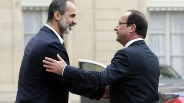 الرئيس الفرنسي مستقبلا زعيم الائتلاف السوري المعارض معاذ الخطيب في الاليزيه