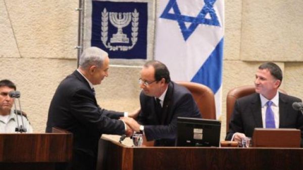 نتانياهو يصافح هولاند في الكنيست الاثنين