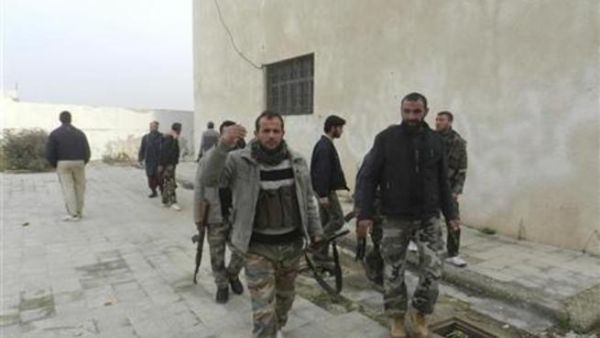 مقاتلون من الجيش السوري ا لحر في الحولة قرب حمص 