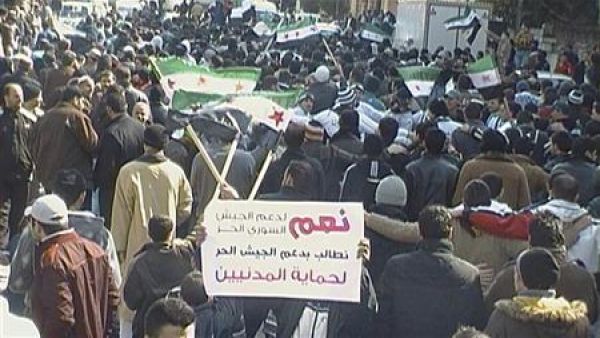 متظاهرون ضد الرئيس السوري بشار الاسد بعد صلاة الجمعة في حمص.