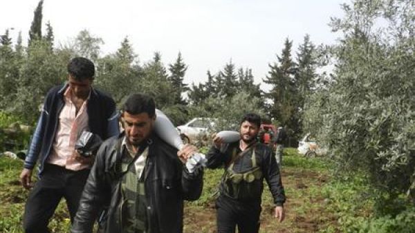 مقاتلون من الجيش السوري الحر في الحولة قرب حمص