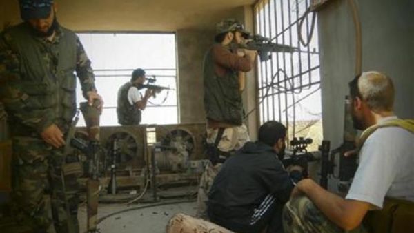 افراد من الجيش السوري الحر في موقع دفاعي باحد المنازل بحمص
