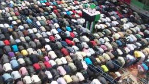 متظاهرون يؤدون صلاة الجمعة في مدينة القصير بمحافظة حمص متظاهرون يؤدون صلاة الجمعة في مدينة القصير بمحافظة حمص