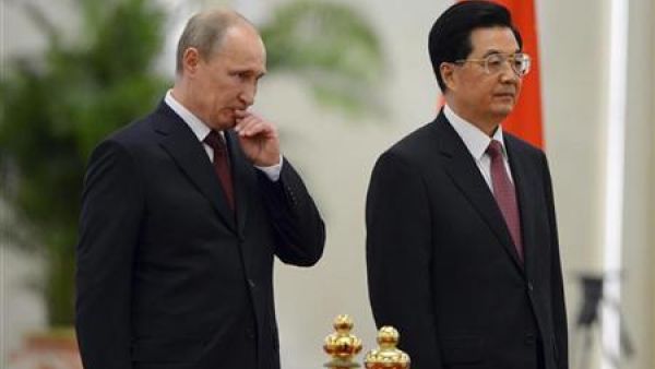 الرئيسان الصيني هو جين تاو والروسي فلاديمير بوتين في بكين 
