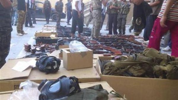 مقاتلون من الجيش السوري الحر يعرضون اسلحة غنموها من قوات الاسد في حلب
