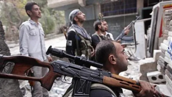 عناصر من الجيش السوري الحر تقاتل في مدينة حلب