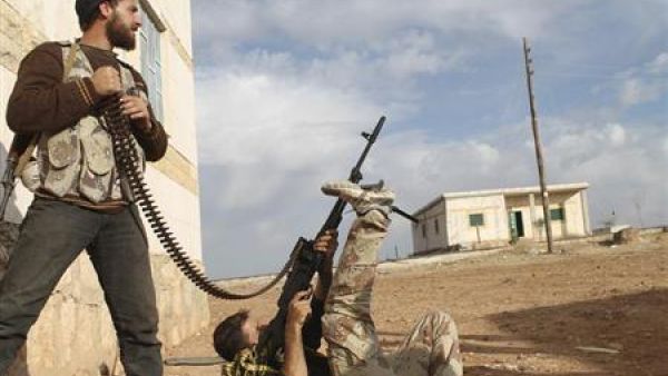 مقاتلان من الجيش السوري الحر في حلب