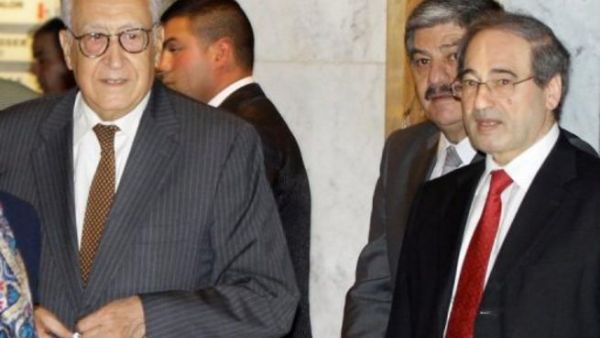 موفد الامم المتحدة وجامعة الدول العربية الخاص الاخضر الابراهيمي (يسار) مع نائب وزير الخارجية السوري فيصل المقداد
