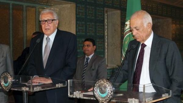 الاخضر الابراهيمي (يسار) في مؤتمر صحافي مشترك مع الامين العام لجامعة الدول العربية نبيل العربي في القاهرة
