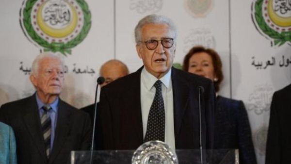 الاخضر الابراهيمي ويبدو خلفه الرئيس الاميركي الاسبق جيمي كارتر