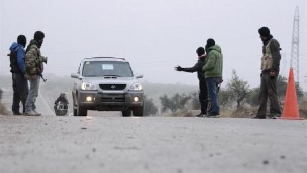 مقاتلون في الجيش السوري الحر المعارض يقيمون نقطة تفتيش لمنع عناصر مرتبطة بتنظيم القاعدة من التسلل الى ادلب