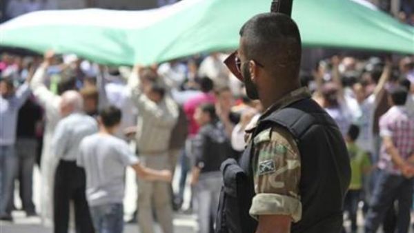 مقاتل من الجيش السوري الحر في ادلب