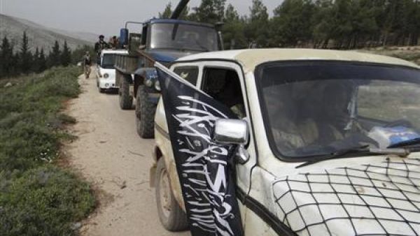 عربات تقل مقاتلين من الجيش السوري الحر في ادلب