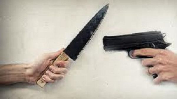 بين مسدس وسكين