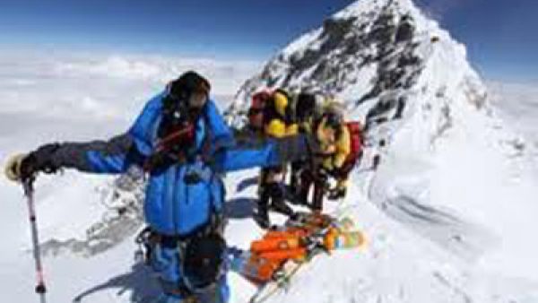 فوق قمة ثلجية