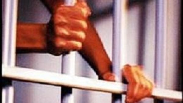 خلف القضبان