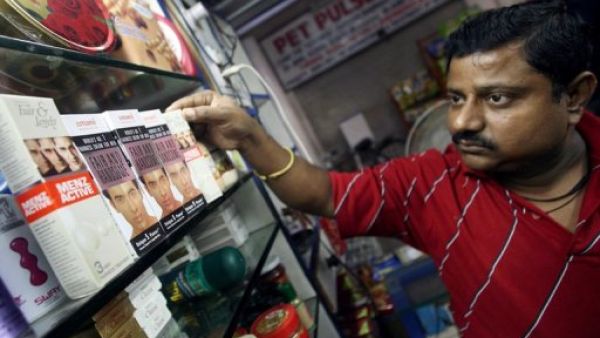 بائع يرتب منتجات تبييض البشرة في محله في نيودلهي
