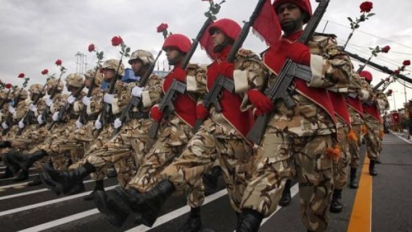 جنود ايرانيون يشاركون في عرض عسكري في طهران 
