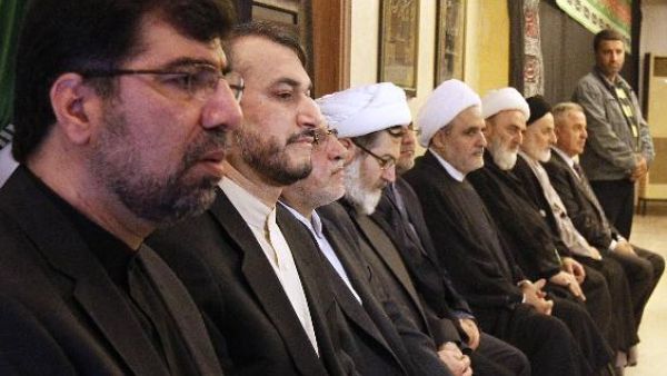 السفير الايراني في لبنان غضنفر ركن ابادي (يسار) يتقبل التعازي في الدبلوماسي الايراني الذي قتل في اعتداء بيروت
