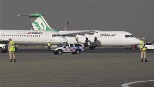 طائراتان احداهمت تابعة لشركة (ماهان اير) الايرانية (يمينا) والاخرى تابعة لشركة (ايران اير) في مطار مهراباد في طهران
