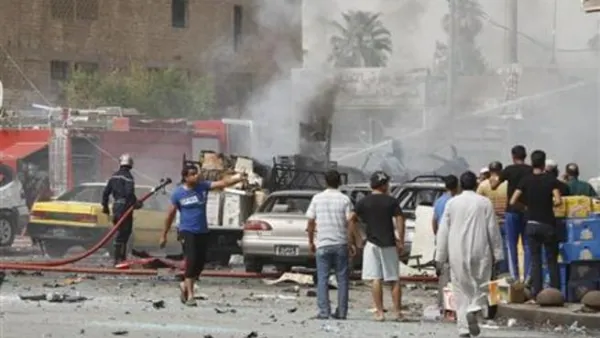 عراقيون في موقع هجوم بقنبلة في وسط بغداد
