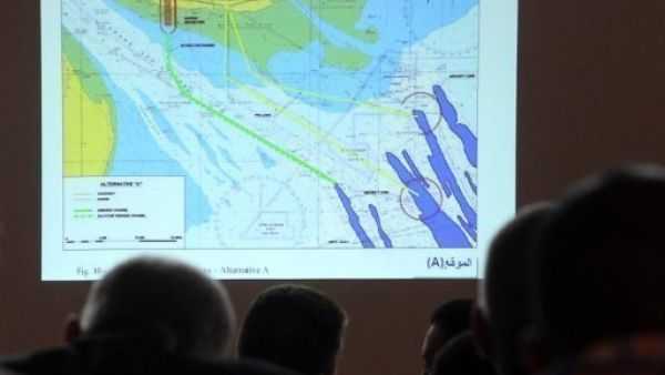 عراقيون ينظرون الى خريطة تظهر الاثر السلبي الذي يمكن ان يحدثه بناء ميناء مبارك على المرافئ العراقية
