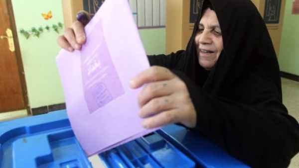 An Iraqi woman casts a ballot at a polling station during provincial elections on April 20, 2013 in Baghdad's Sadr City district. (Photo: AFP PHOTO/AHMAD AL-RUBAYE) 