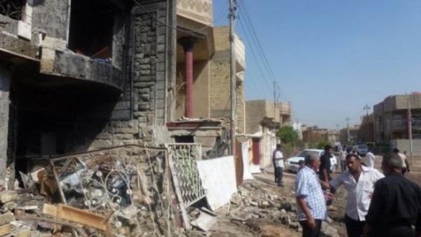 عراقيون يعاينون الاضرار بعد انفجار عبوة ناسفة
