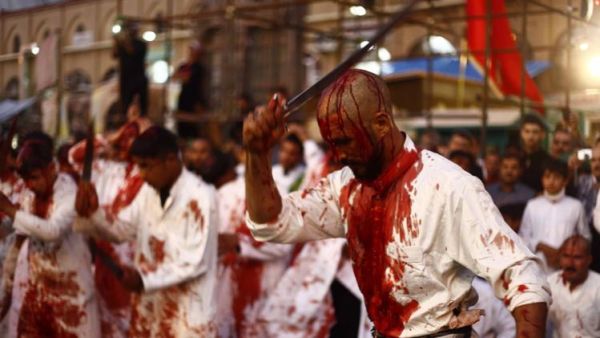 عراقيون تغطيهم الدماء خلال احيائهم ذكرى عاشوراء في النجف