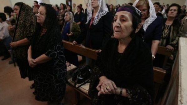 مسيحيون يصلون في احدى كنائس اربيل
