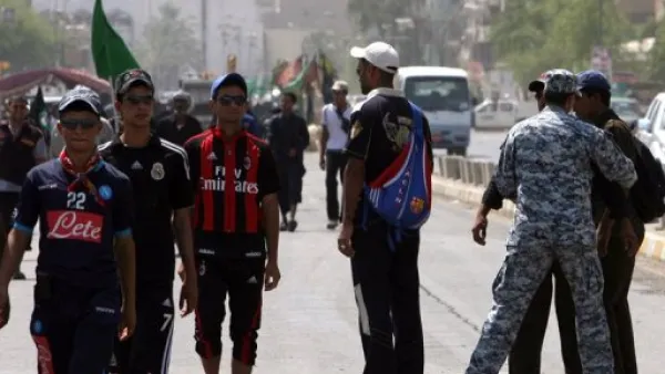 عراقيون شيعة يتوجهون الى الكاظمية
