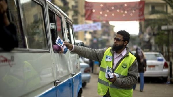ناشط اسلامي يوزع منشورات انتخابية في مصر