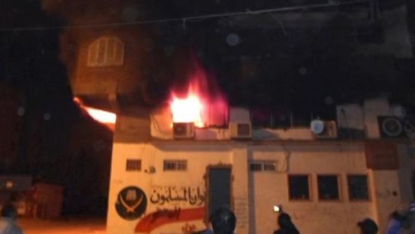 نيران تشتعل في مقر الاخوان المسلمين في الاسماعيلية الاربعاء