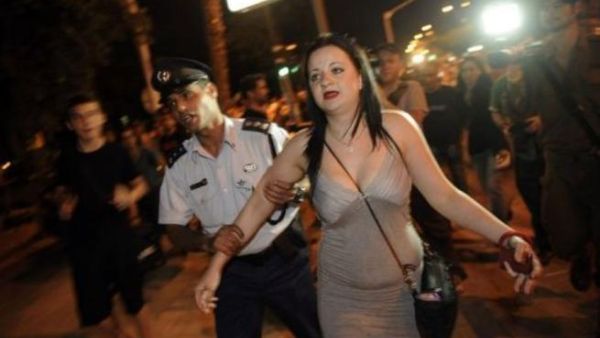 الشرطة تعتقل ا حدى المتظاهرات 