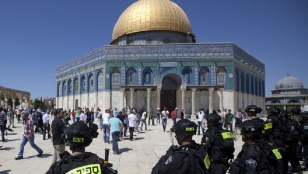 JERUSALEM : Israeli riot policemen stand near the Dome of the Rock mosque during clashes with Palestinian stone-throwers (unseen) following Friday prayers at Jerusalem's al-Aqsa mosque compound on September 6, 2013. (AFP)
