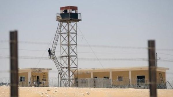 جندي مصري يقف على برج مراقبة عند الحدود مع اسرائيل
