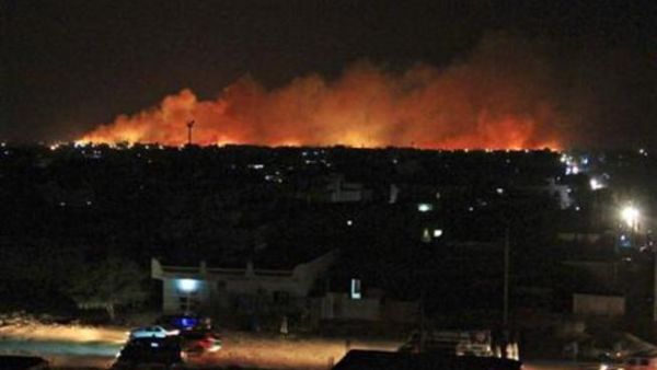 دخان يتصاعد من مصنع اليرموك للذخيرة في الخرطوم يوم 24 اكتوبر تشرين الاول 