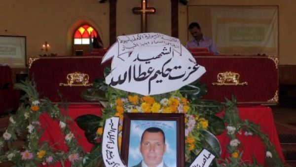 القرار جاء بعد خمسة ايام على قيام مصريين غاضبين بحرق العلم الليبي امام السفارة