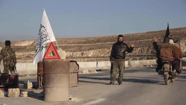 مسلحون من الجبهة الاسلامية يقيمون حاجزا قرب بلدة معرة النعمان في سوريا
