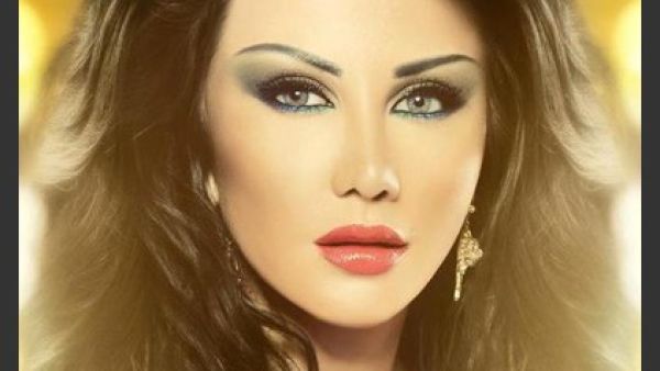 Syrian beauty and starlet Jenny Asper shows she is not anti-American at all. (image courtesy of anazahra.com)
