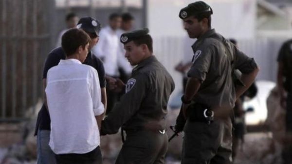 يهود متطرفون يرشقون فلسطينيين بالحجارة في القدس 